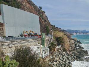 Arenzano: conclusa con successo l'operazione per far esplodere il masso. Tra due settimane riapre la via Aurelia