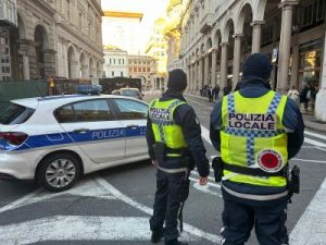 Genova, uomo resta bloccato in abitacolo a seguito di un incidente