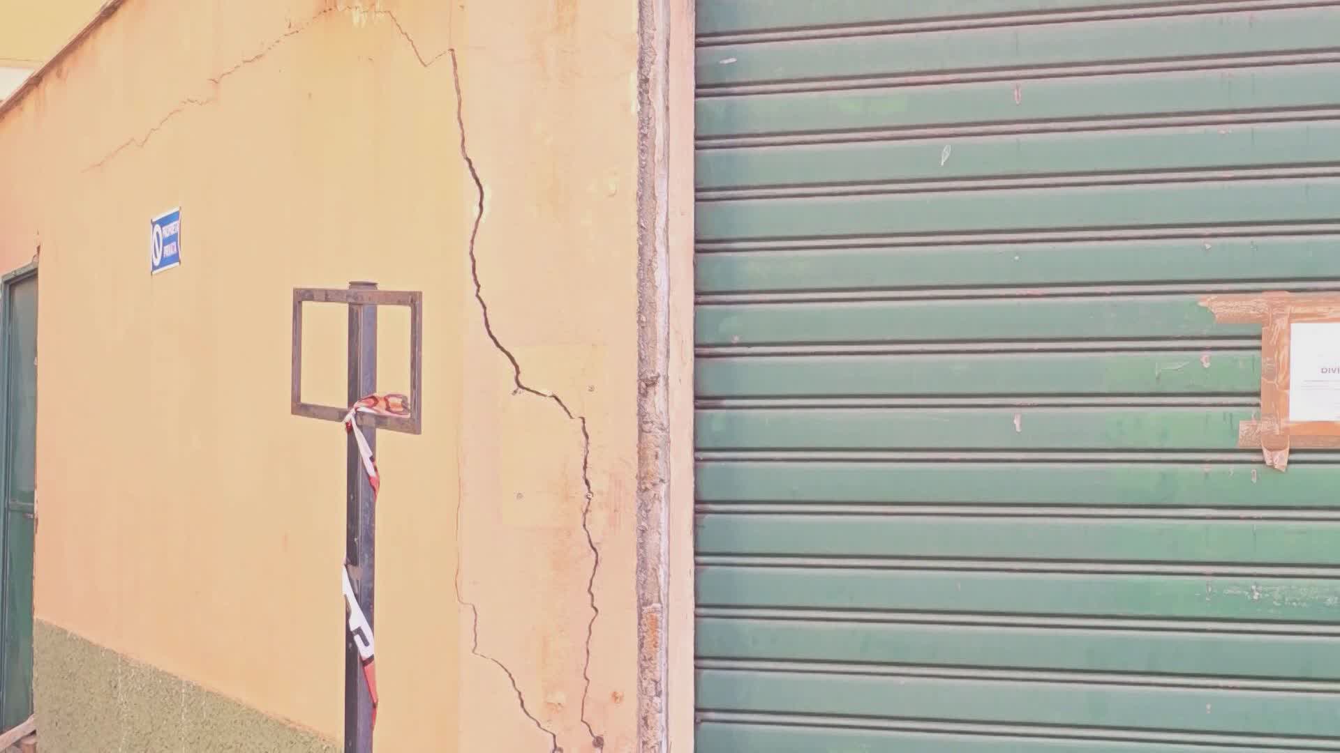 Via Pacinotti, crepe nei muri di un palazzo: carreggiata dimezzata e traffico in tilt