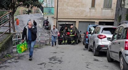 Frana via Napoli: i residenti rientrano per prelevare oggetti personali. Ancora incertezza sui tempi di fine emergenza