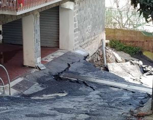 Nuovo cedimento in via Napoli. Toso (Municipio Centro Est) a TN: "Fa più paura l'incuria della fragilità del terreno"