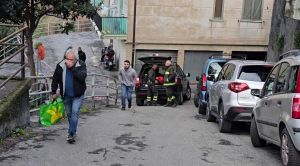 Frana via Napoli: i residenti rientrano per prelevare oggetti personali. Ancora incertezza sui tempi di fine emergenza