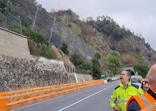 Frana via Rubens: intervento con esplosivi per eliminare masso