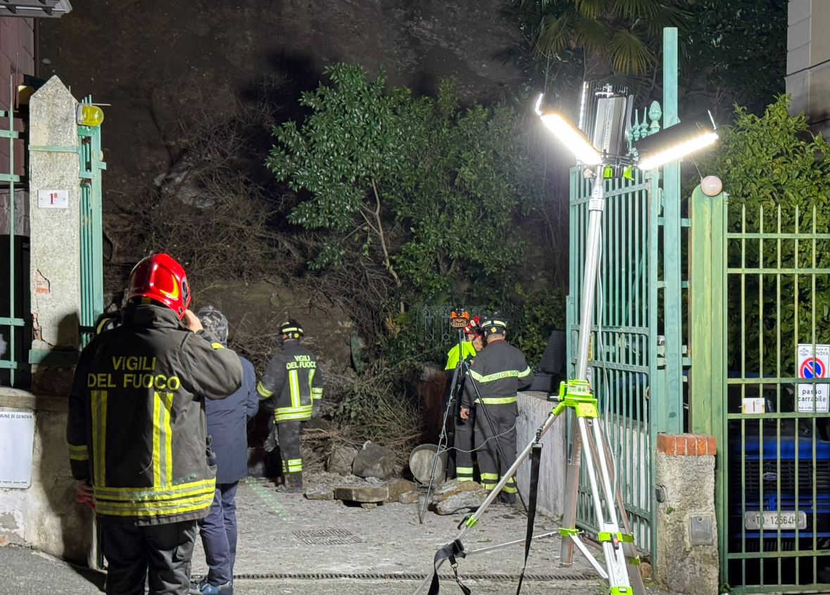 Genova, frana via Caffaro: situazione sotto controllo, al via le operazioni di rimozione dei detriti