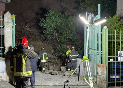 Genova, crolla un muro in via Caffaro: danneggiati contatori e tubazioni del gas