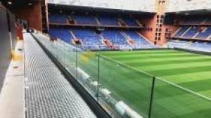 Genova, cade nel fossato del "Ferraris" prima di Genoa - Torino: tifoso se la cava con un trauma a una gamba