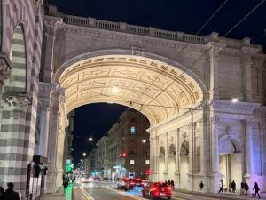 Genova, il Ponte Monumentale mette in mostra la nuova illuminazione scenografica