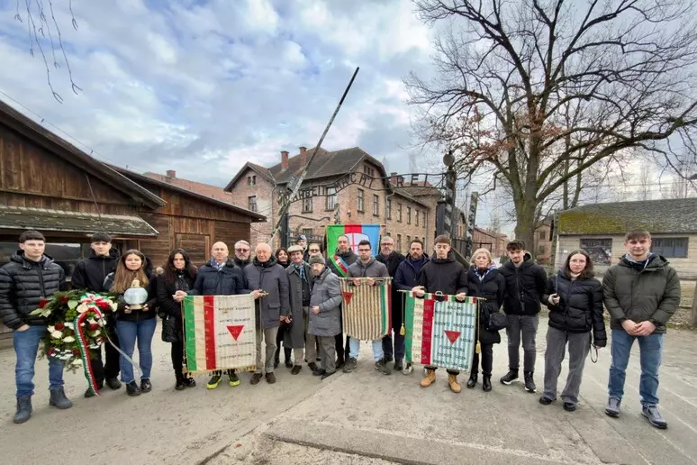 Una delegazione di studenti liguri in visita al campo di sterminio di Auschwitz