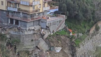 Genova, la sindaca Salis incontra gli sfollati di via Napoli: "Non lasceremo nessuno per strada"
