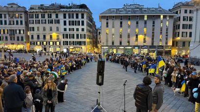 Genova celebra il quinto anniversario dell’invasione russa con i colori dell’Ucraina in Piazza De Ferrari