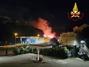 Arenzano, svolta sull'incendio nei pressi della pineta: indagato un imprenditore