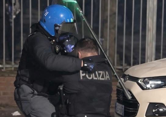 Guerriglia Torino, oltre cento feriti tra agenti e manifestanti. Sindaca Salis: "Solidarietà alle forze dell'ordine"