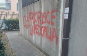 Genova, scritte no vax contro Salis ed educazione sessuoaffettiva nelle scuole. La sindaca: "Vile colpire i luoghi educativi"