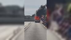 Genova, pomeriggio nero in autostrada: autocarro in fiamme sulla A12 e scooterista grave dopo un tamponamento sulla A10 (VIDEO)