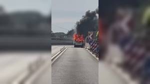 Genova, pomeriggio nero in autostrada: autocarro in fiamme sulla A12 e scooterista grave dopo un tamponamento sulla A10 (VIDEO)