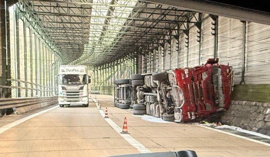 Genova, camion si ribalta tra A12 e A7: traffico paralizzato in autostrada