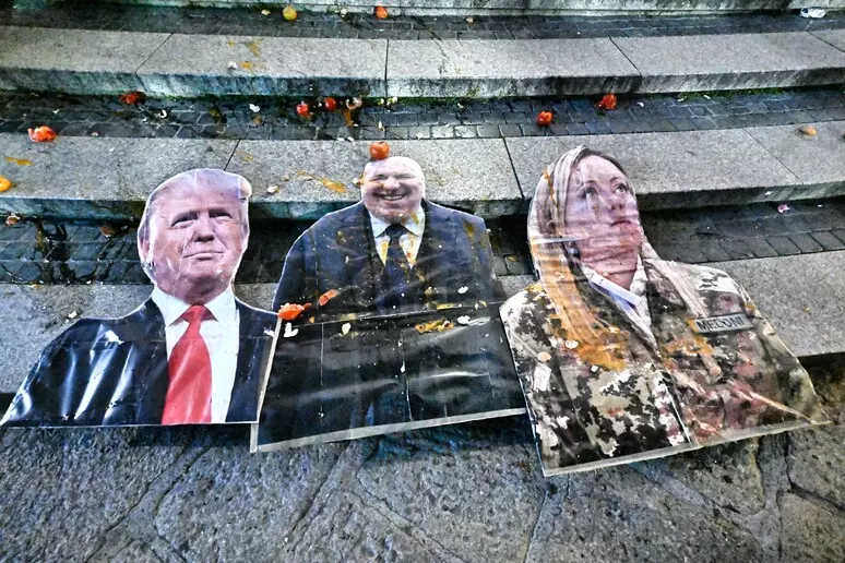 Genova, cartonati di Meloni, Crosetto e Trump presi di mira con lanci di uova