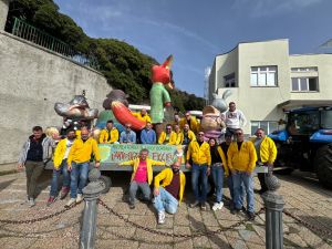 Il Carnevale di Pontedecimo conquista il Gaslini: carro e animazione nei viali dell'ospedale