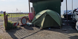 Punta Vagno, sgomberato accampamento abusivo ma le tende tornano dopo poche ore