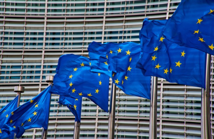 Energia, bollette più leggere: le linee guida Ue tra sgravi, contratti flessibili e spinta alle rinnovabili