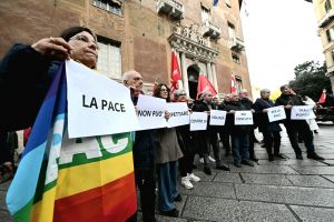 Genova, "La pace non può aspettare": flash mob davanti alla Prefettura