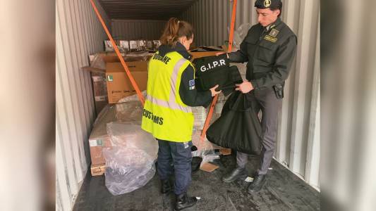 Genova, materiale d'armamento in porto: sequestro per oltre 50 tonnellate