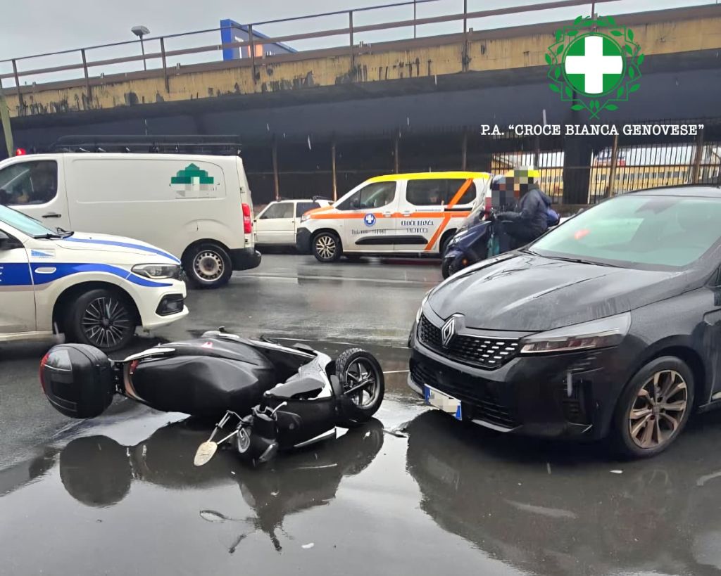 Genova, scontro tra scooter e auto in Corso Quadrio: ferito un 60enne, traffico rallentato
