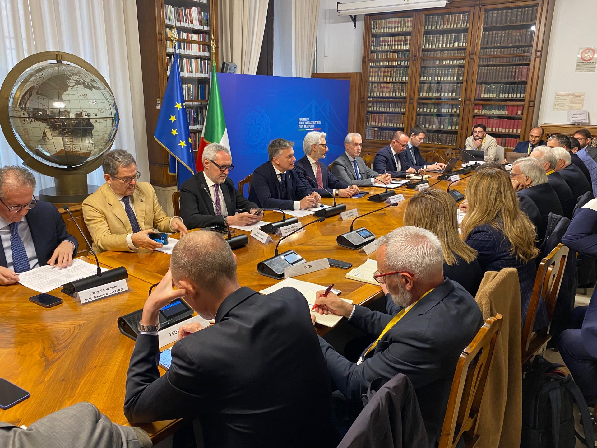 Crisi Medio Oriente, al MIT confronto con autotrasporto per sostenibilità e costi operativi