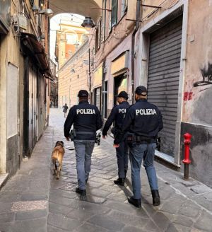 Genova: controlli straordinari nel centro storico, minimarket di via Prè chiuso per problemi igienico-sanitari