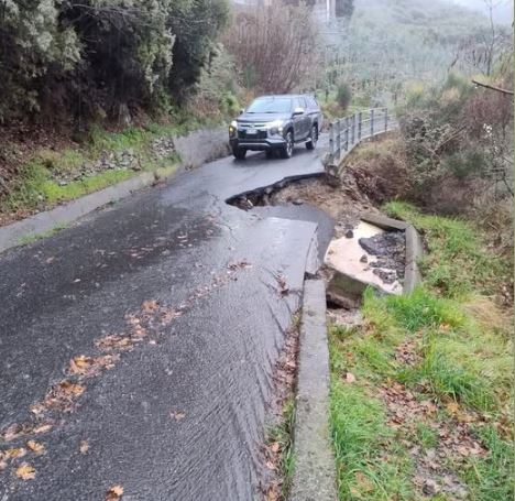 Savona, frana in via Lavrio: strada chiusa al traffico e accesso possibile solo dalla provinciale 490