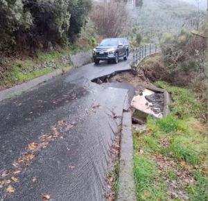 Savona, frana in via Lavrio: strada chiusa al traffico e accesso possibile solo dalla provinciale 490