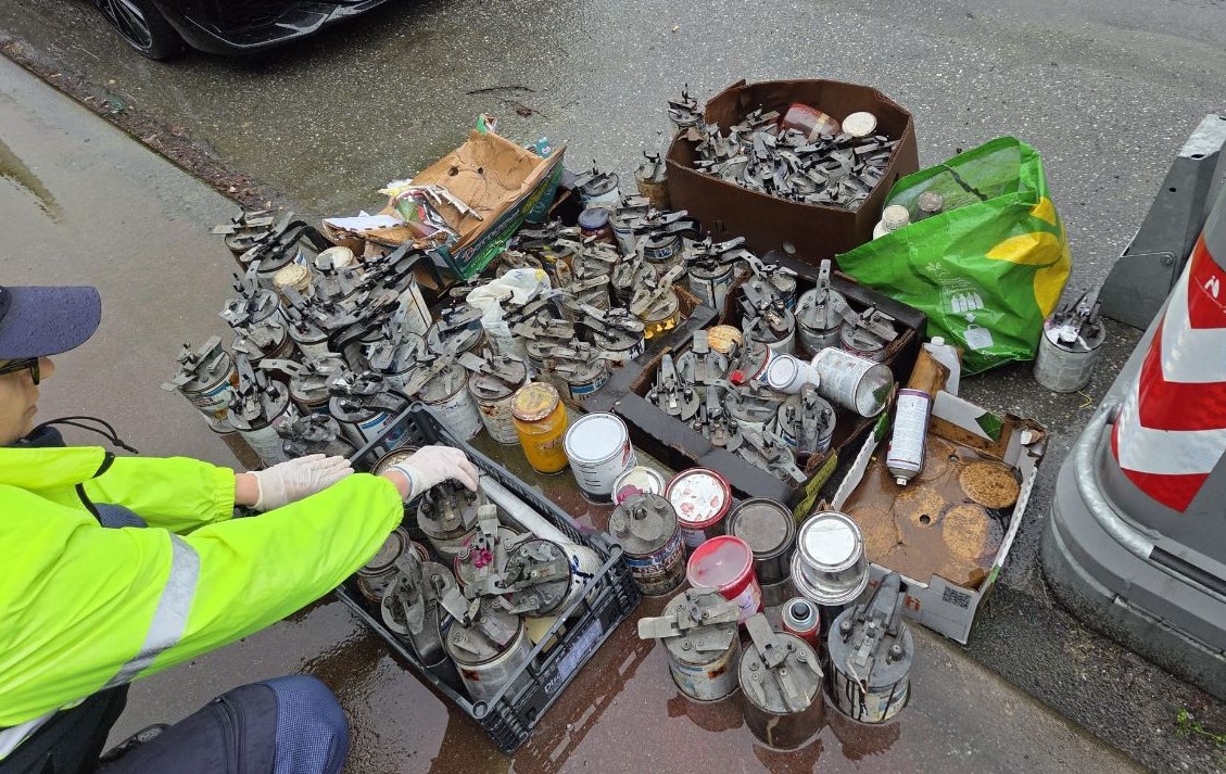 Genova, abbandona 100 latte di vernici e solventi vicino ai cassonetti: denunciato dalla Polizia Locale
