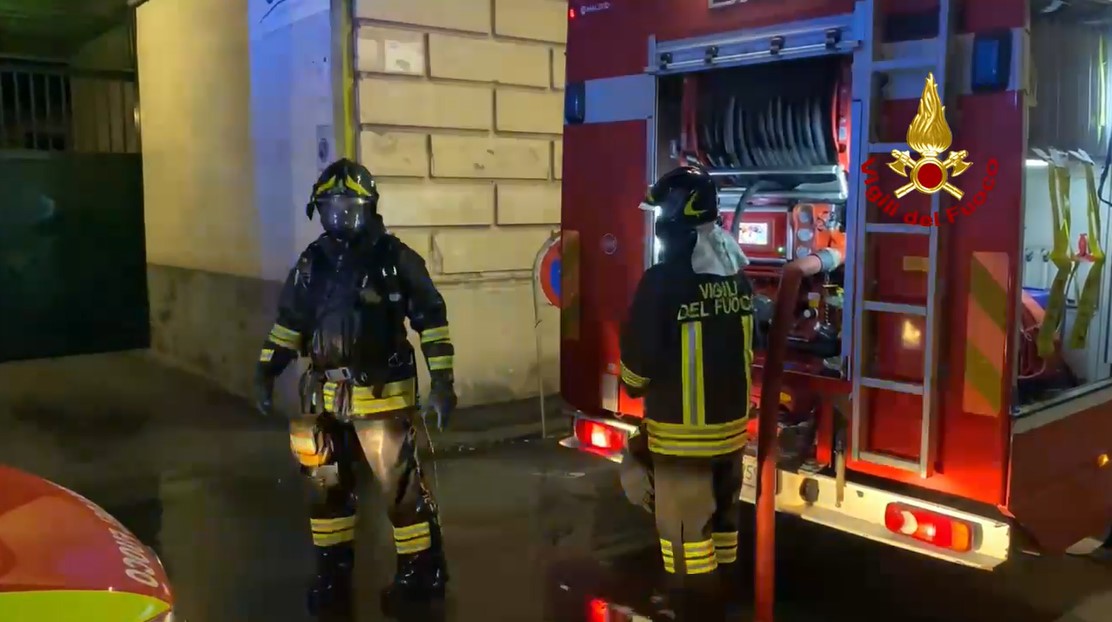 Paura in via Prè: materasso a fuoco in un appartamento, 6 intossicati tra cui tre bambini