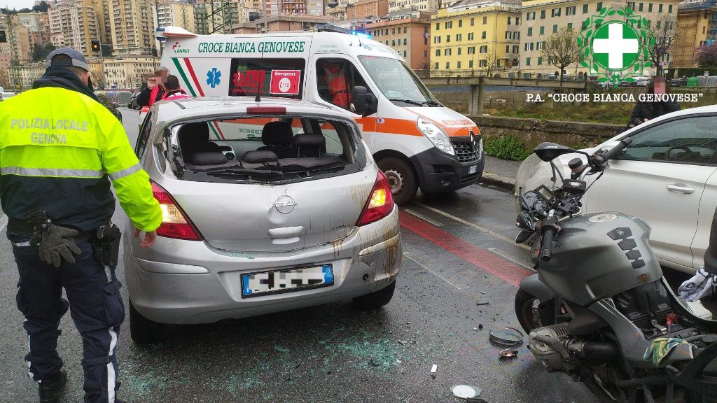 Genova: motociclista colpito da una portiera aperta improvvisamente finisce contro un’altra auto, trasportato in ospedale