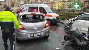 Genova: motociclista colpito da una portiera aperta improvvisamente finisce contro un’altra auto, trasportato in ospedale