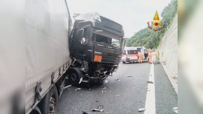 Incidente fra tir sull'A26: conducente incastrato fra le lamiere, grave al San Martino