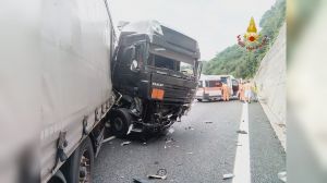 Incidente fra tir sull'A26: conducente incastrato fra le lamiere, grave al San Martino