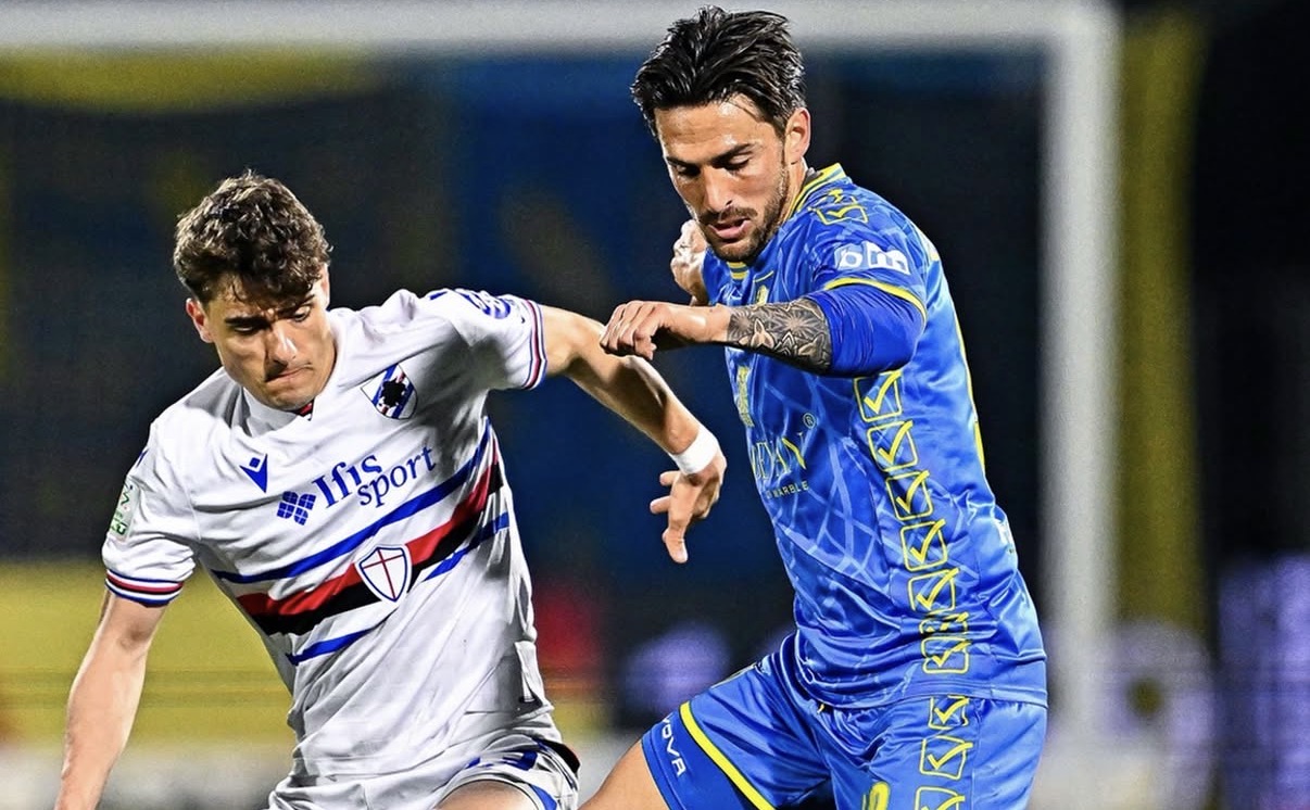 Sampdoria in caduta libera, sconfitta anche a Carrara (2-0) sotto gli occhi della sindaca Salis. Espulso (ingiustamente) Esposito