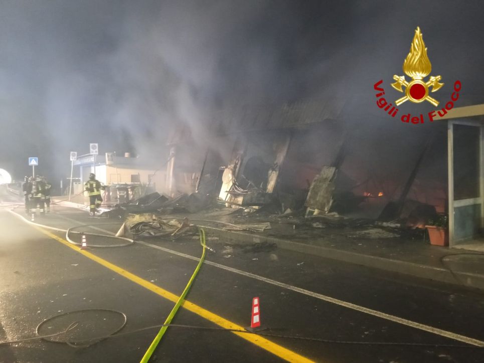 Genova, grave incendio in una pizzeria di Vesima. Nessun ferito, cause da accertare