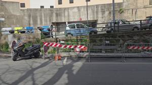Oregina, transenne a protezione di un muraglione: emergenza parcheggi