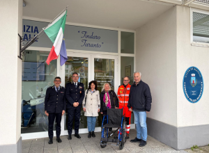 Alassio, la solidarietà viaggia su due ruote: una carrozzina ritrovata donata alla Croce Bianca