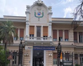Genova, ubriaco tenta di saltare la coda al pronto soccorso: arrestato 21enne al Villa Scassi