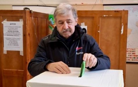 Referendum, Bucci al seggio: "Invito tutti a votare, segno di civiltà, responsabilità e rispetto per le istituzioni"