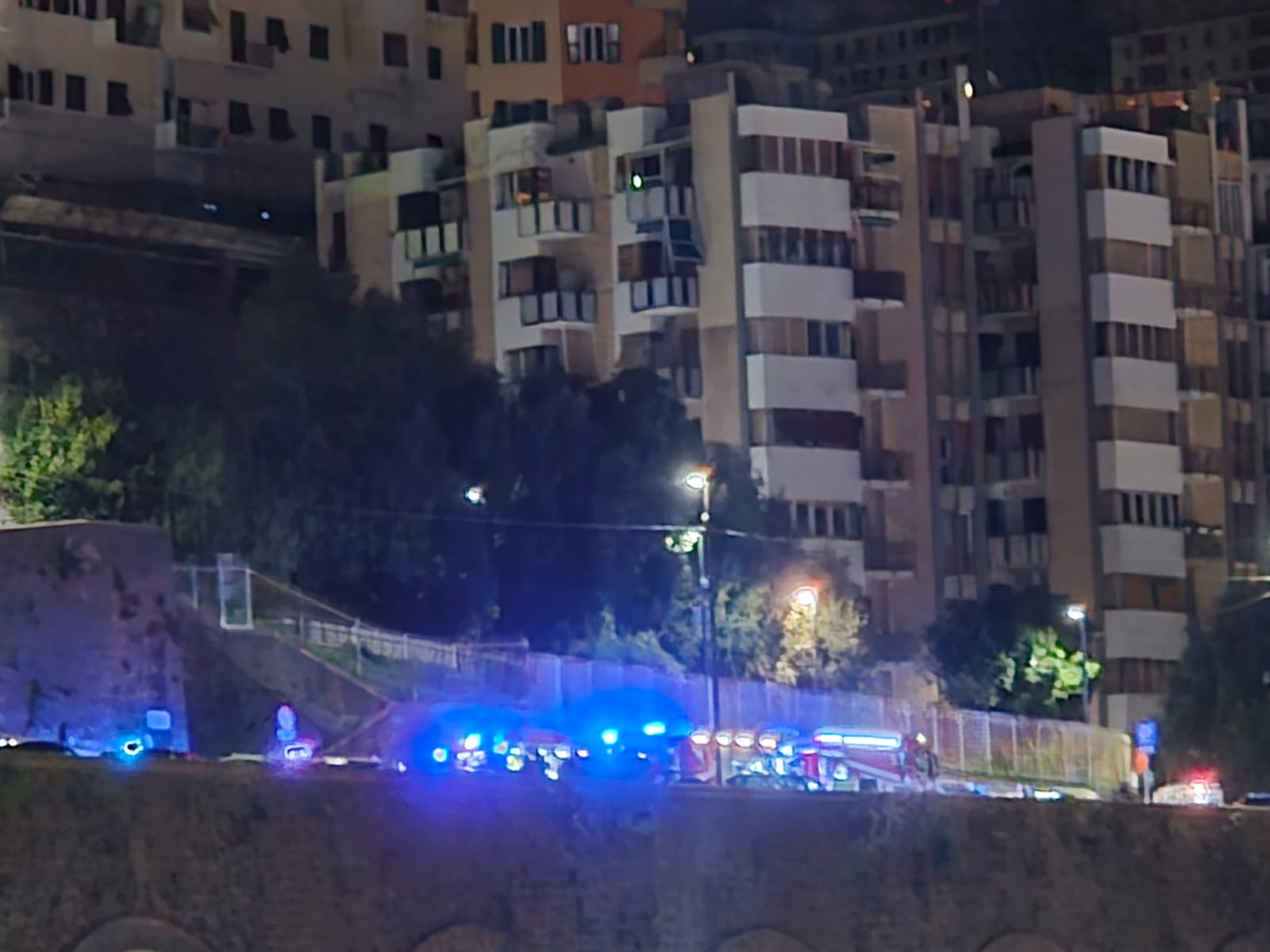 Incendio nella notte in via Avezzana a Genova, fiamme domate: solo una persona in ospedale per stress