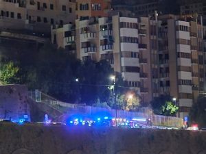 Incendio nella notte in via Avezzana a Genova, fiamme domate: solo una persona in ospedale per stress