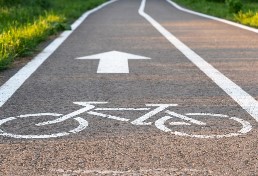 Mobilità ecosostenibile, nuovi fondi in Lombardia: pista ciclabile sul lago di Ghirla