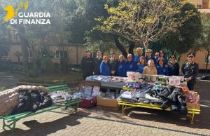 Gdf Genova dona alle famiglie in difficoltà 200mila articoli sequestrati