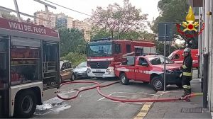 Genova Sestri Ponente: incendio in un appartamento al quinto piano, anziana salvata dai vigili del fuoco