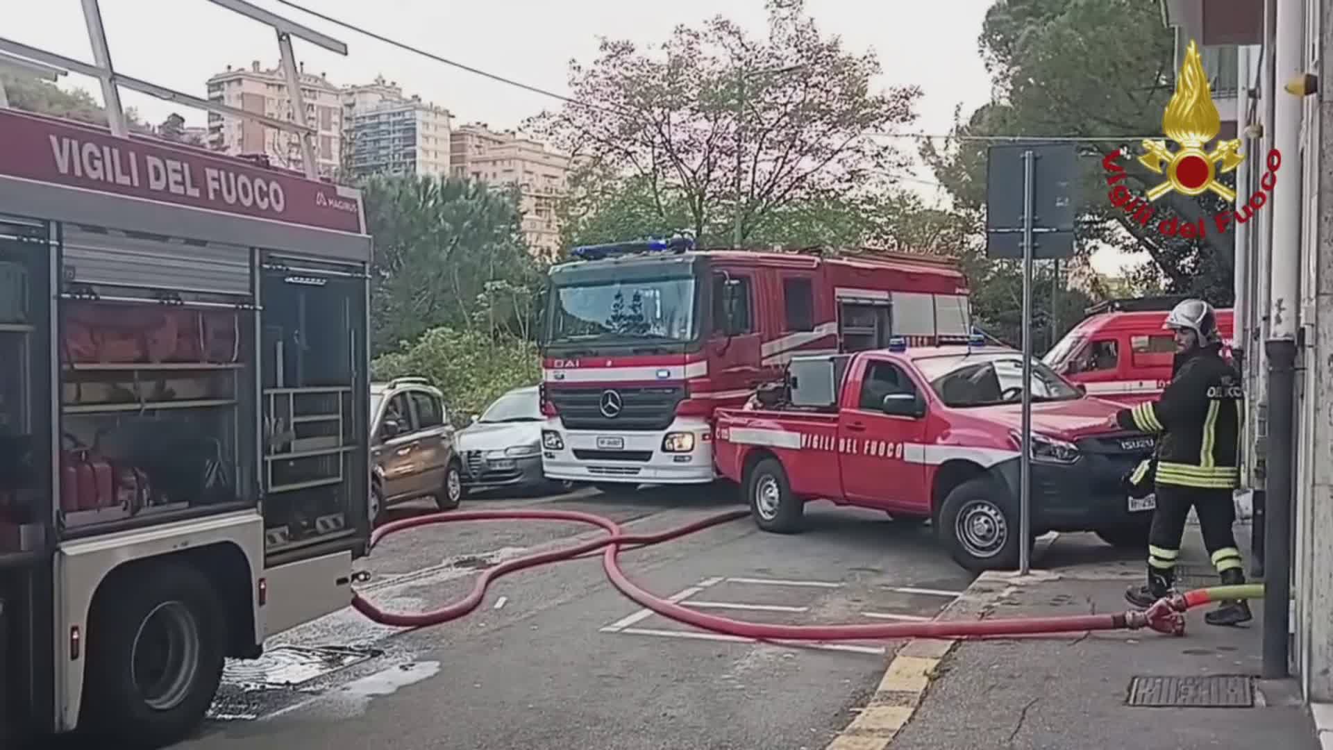 Genova, incendio in via Gandin: ferita un'anziana, abitazione inagibile