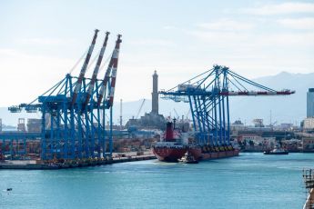 Medov: le operazioni di scarico delle nuove gru al terminal SECH di Genova in un timelapse esclusivo